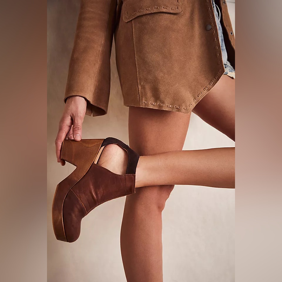 Free People Amber Orchard Clog In Chocolate Size 7.5